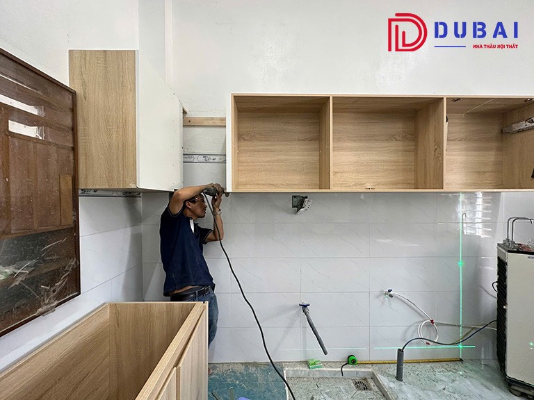 thi công hệ tủ bếp trên với tủ bếp dưới