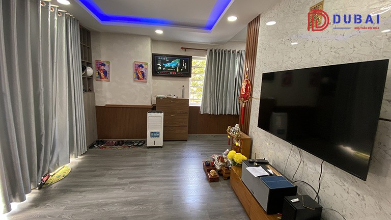 không gian phòng khách được ốp tấm nano và nhựa giả gỗ