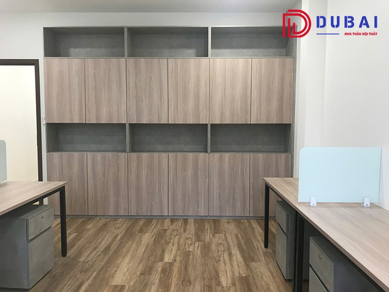 bàn làm việc có vách ngăn cho cụm nhân viên văn phòng