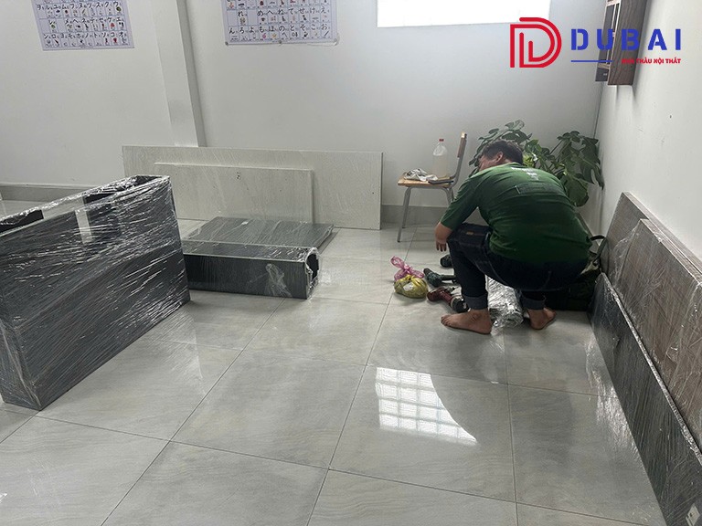 quá trình thi công lắp đặt nội thất văn phòng của đội ngũ kỹ thuật